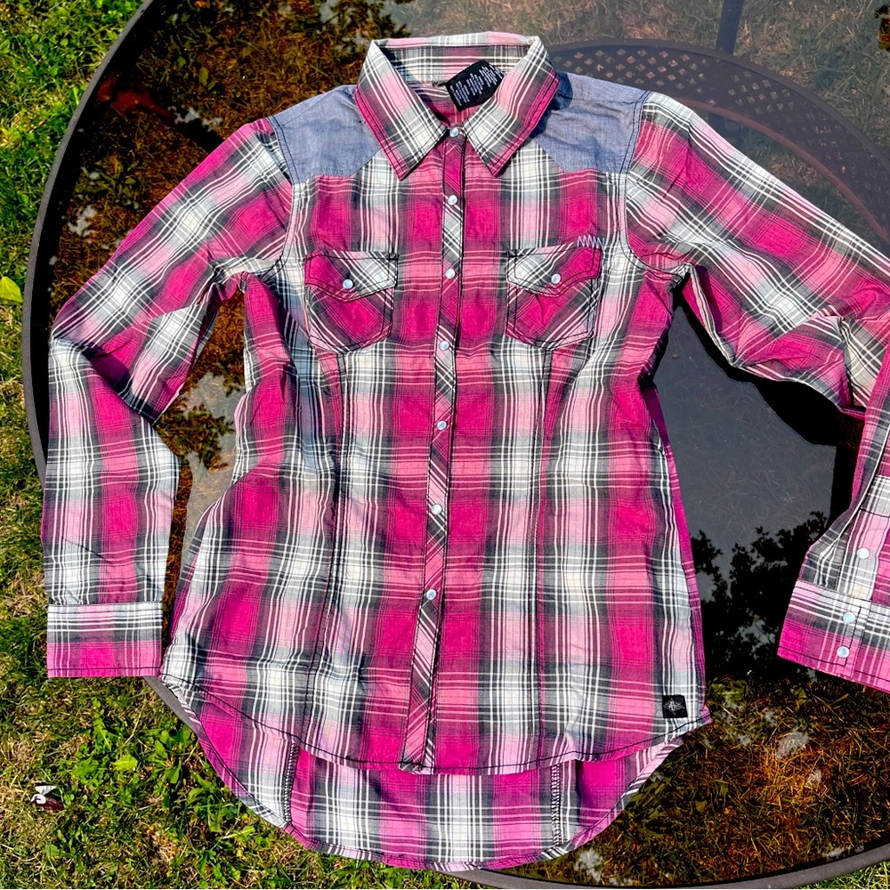 Harley Davidson women’s pearl snap shirt.